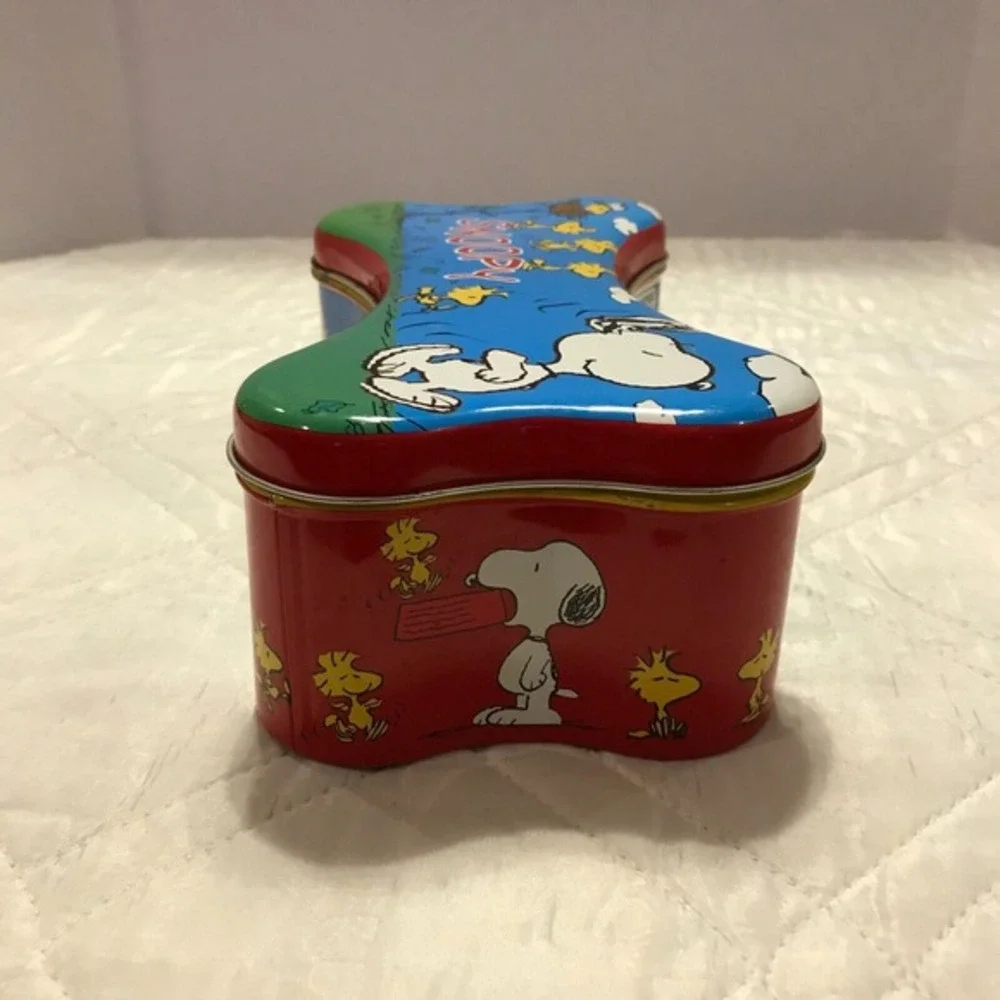 1999 Snoopy & Woodstock collectors bone shaped tin